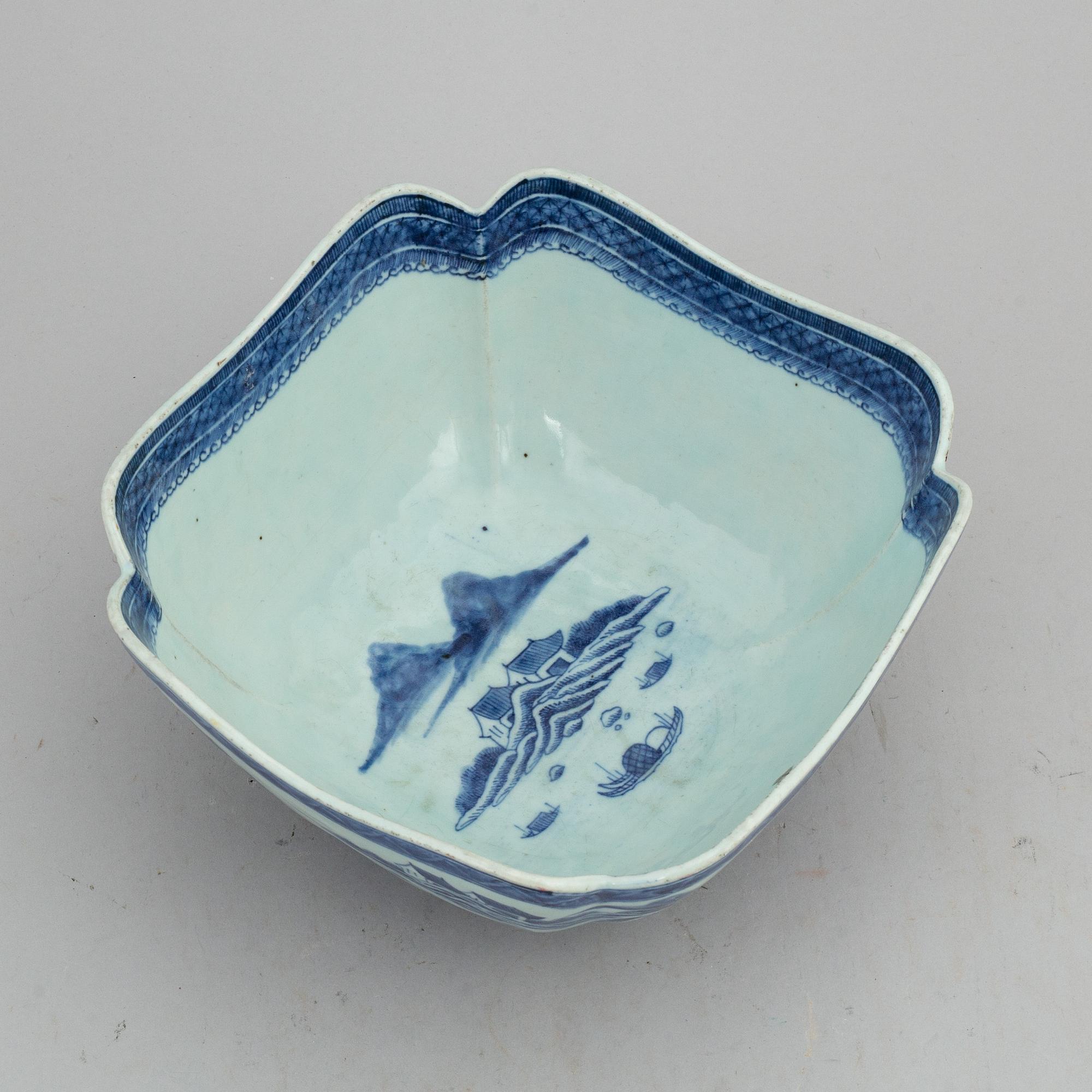 A blue and white bowl, Qing dynasty, Jiaqing (1796-1820).