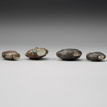 SNUSFLASKOR, fyra stycken, vitmetall samt låghaltigt silver. Tibet, 1800-tal.