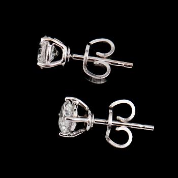 ÖRHÄNGEN, 1 par, 18 k vitguld, 2 solitära briljantslipade diamanter totalt 0.94 ct.