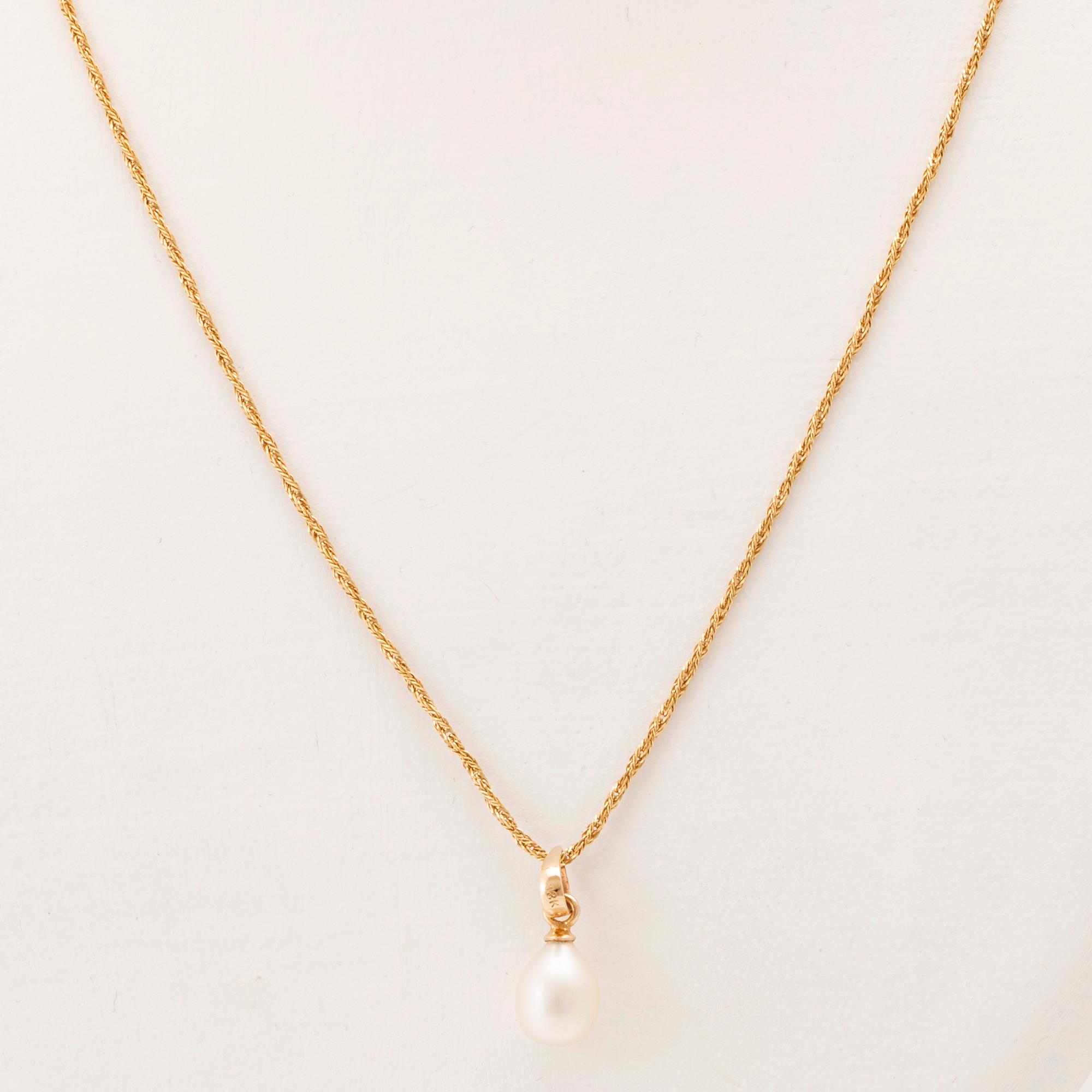 Halsband 18K guld med droppformad odlad pärla.
