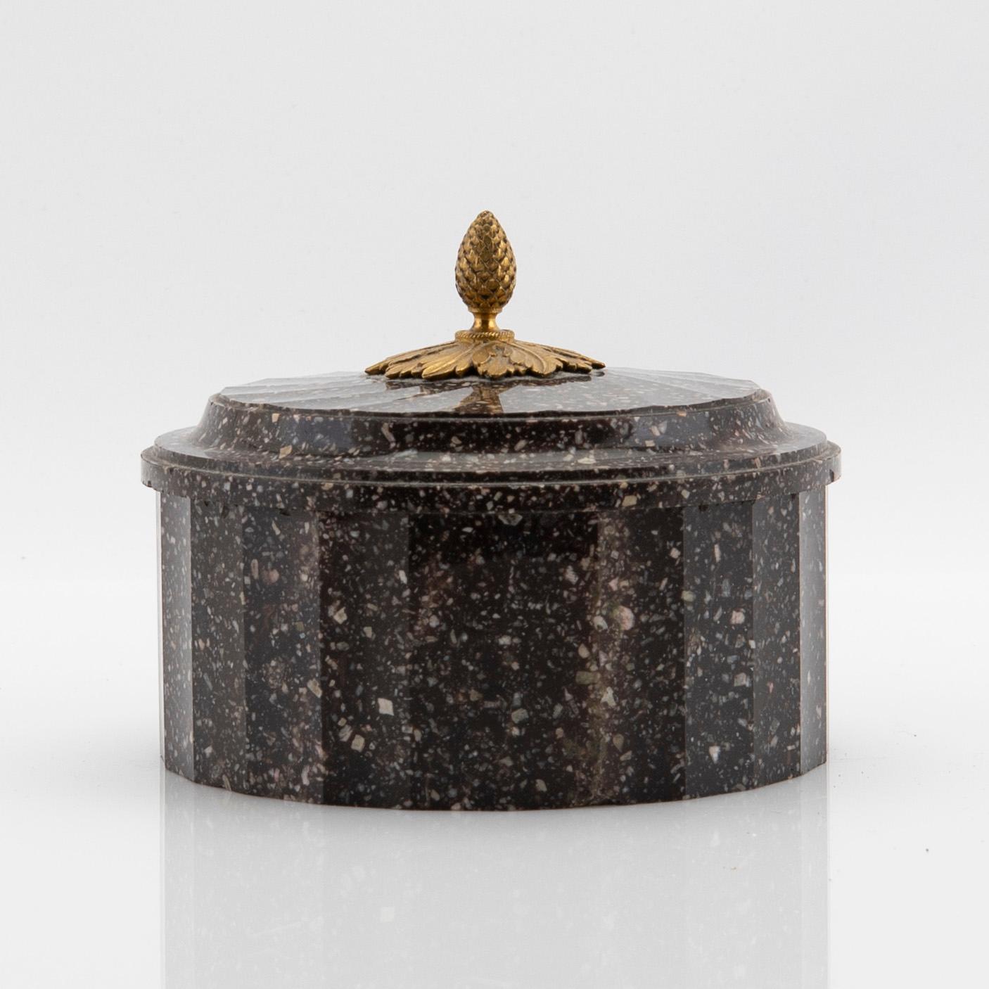 Butter box with lid, Älvdalen, early 19th century, Empire style.