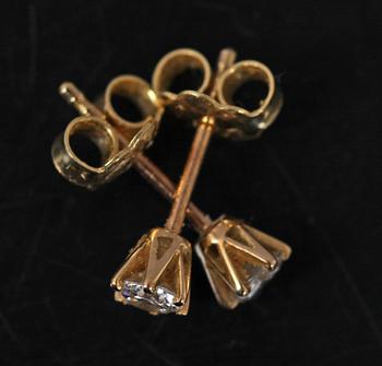 ÖRHÄNGE, ett par. 18 K guld med diamanter tot 0.2 ct.