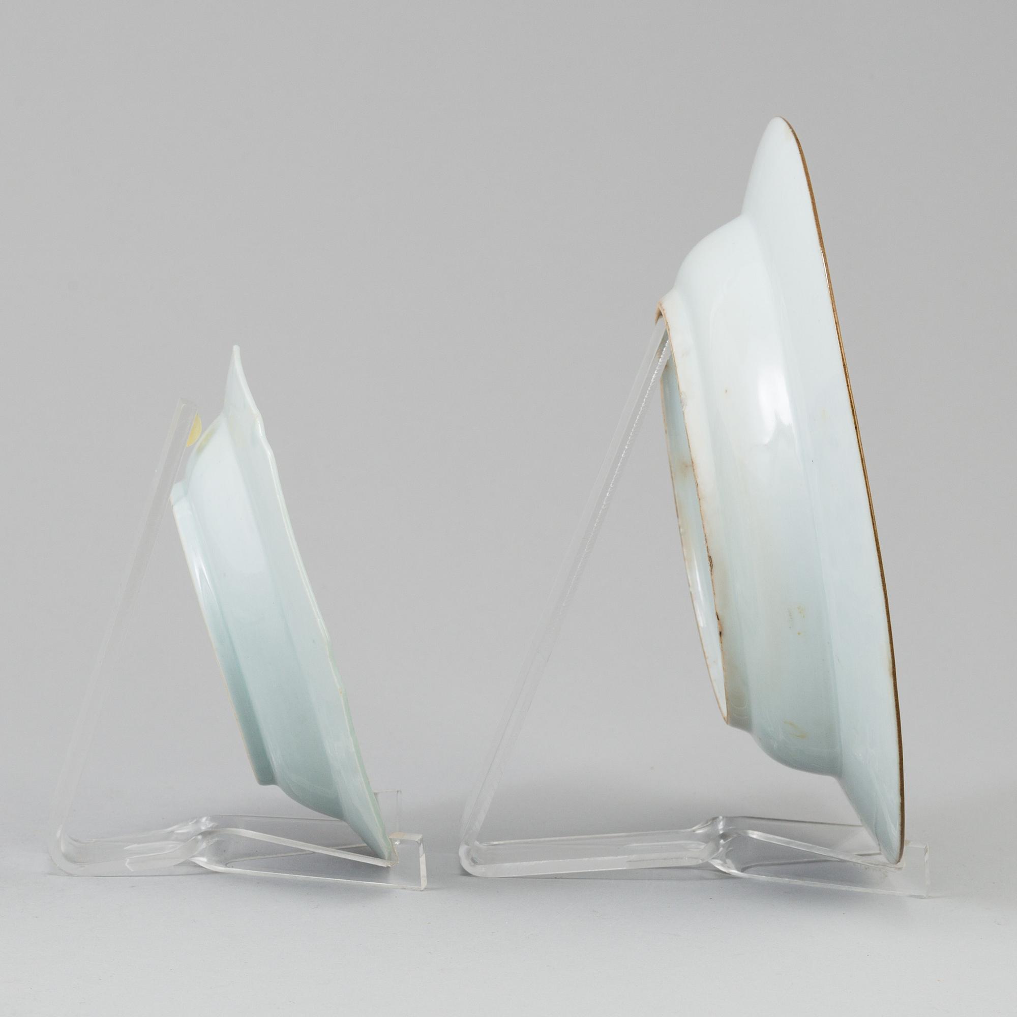 A set of a blue and white dish and three small dishes, Qing dynasty, Qianlong (1736-95).