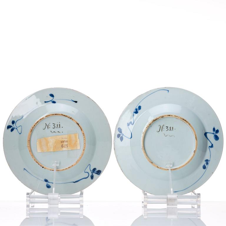 A pair of blue and white dinner plates, Qing dynasty, Kangxi (1662-1722).