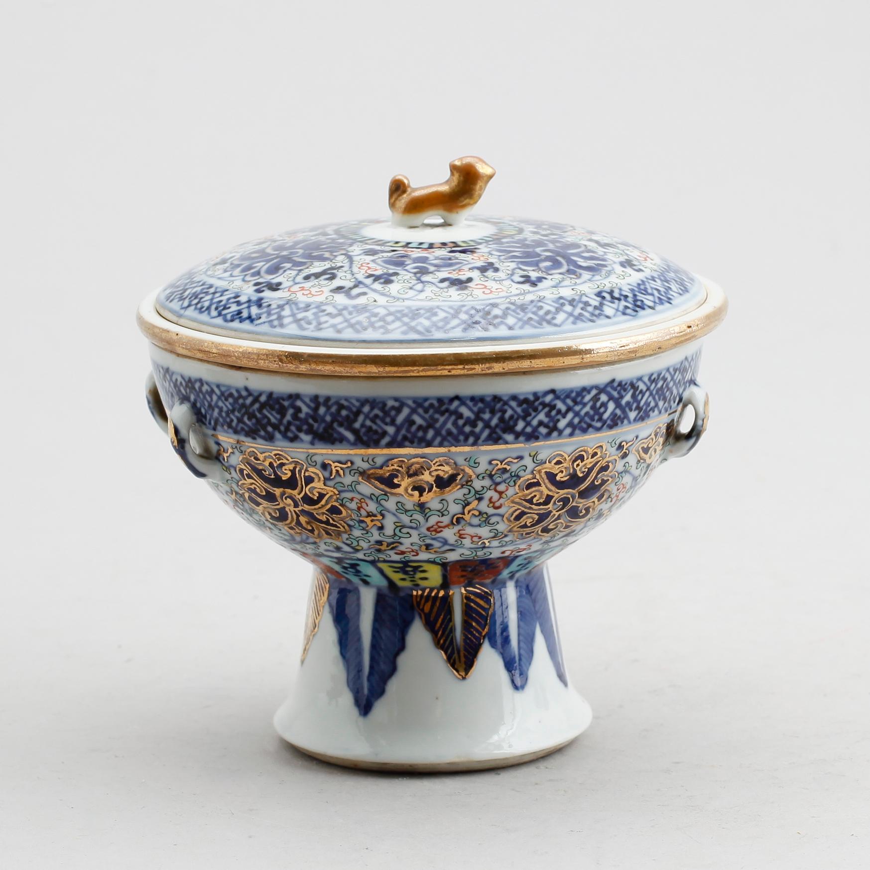 LOCKSKÅL PÅ FOT, med insats, porslin, Kina, sannolikt 1800-talets första hälft.