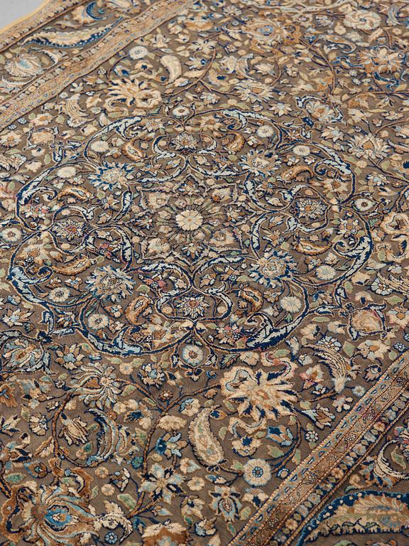 MATTA. Semiantik silke Keshan Souf (relief). 210 x 131,5 cm (samt en cm slätväv på varje kortsida).