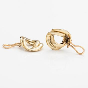 A bracelet and a pair of earrings made of 14K gold.