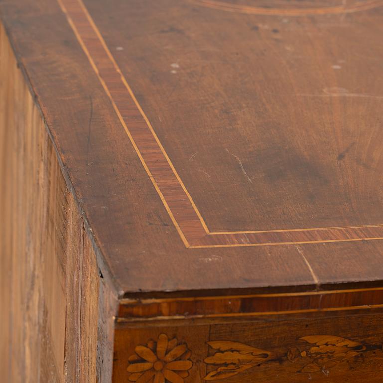 Chest of drawers, Italy, Louis XVI, circa 1800.