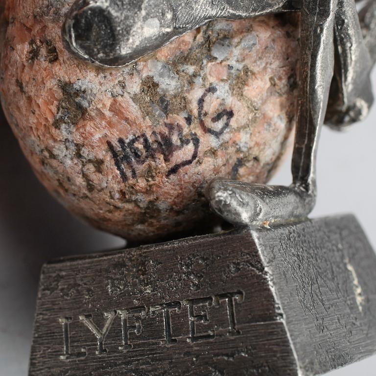HENRY GUSTAFSSON, skulptur, sten och tenn, "Lyftet", Vimmerby 1985.
