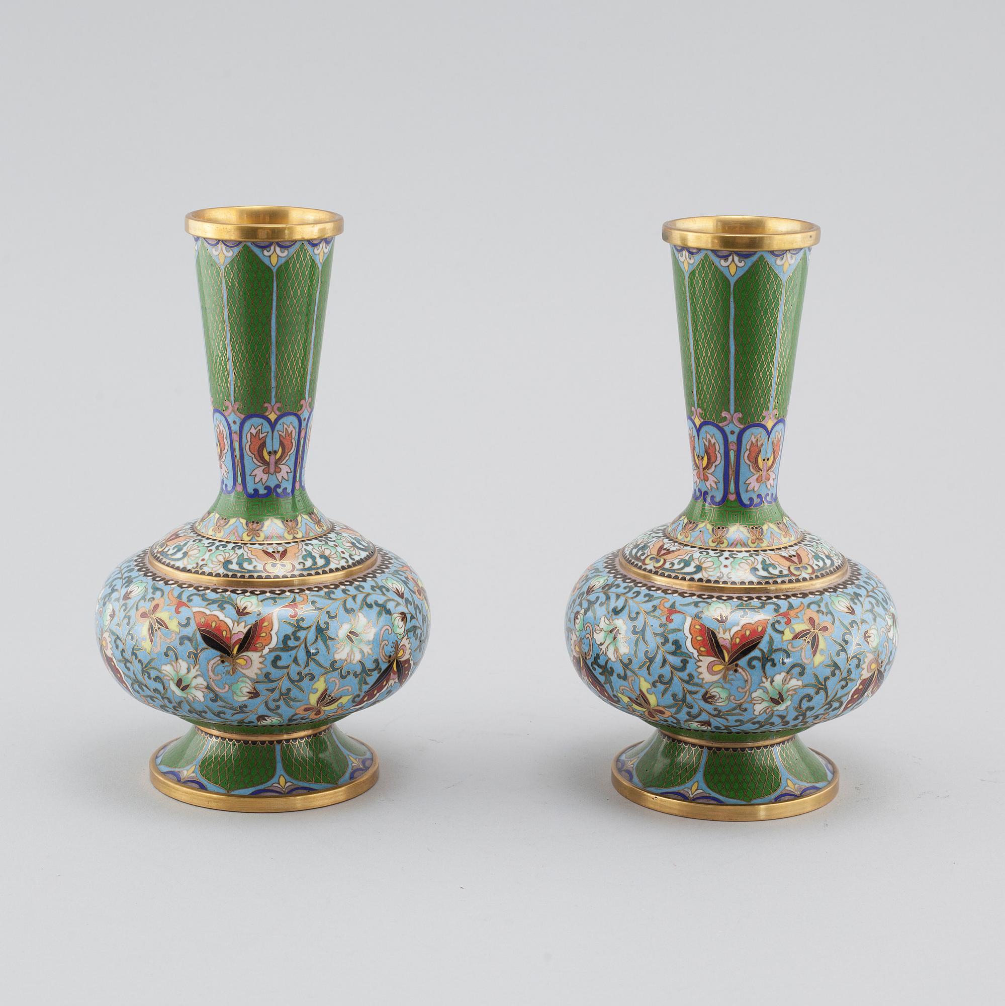 VASER, ett par, cloisonné, Kina, 1900-talets första hälft.
