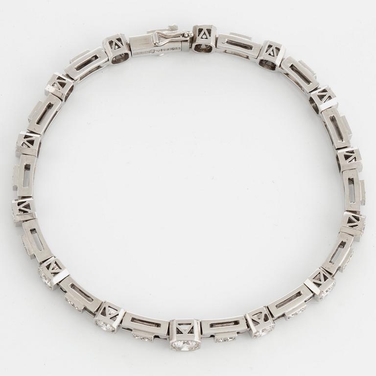 Armband med runda briljant- och åttkantslipade diamanter total vikt ca 4 ct.