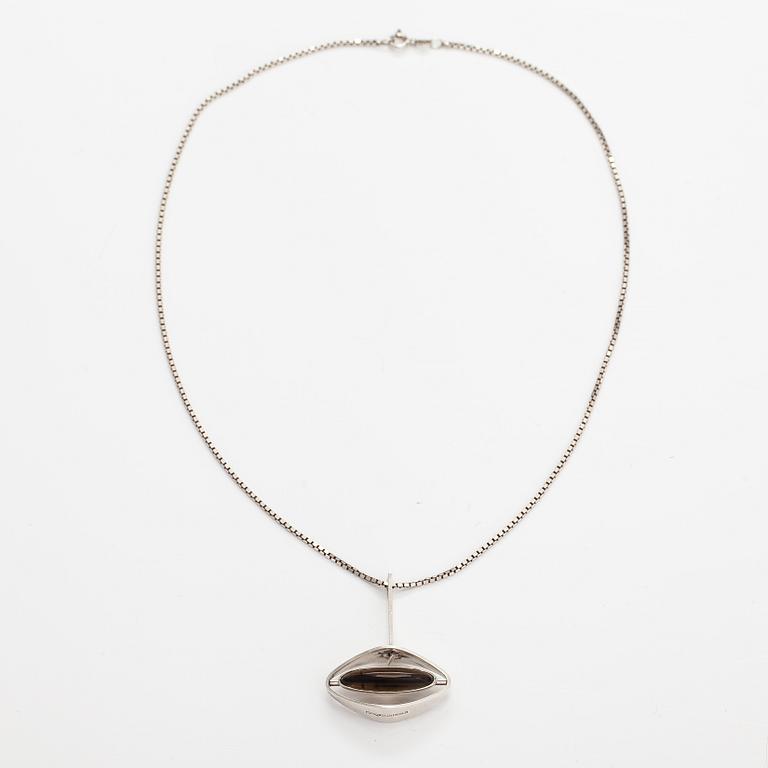 Elis Kauppi, A silver necklace with a tiger's eye. Kuoittaan kultaa, Turku 1961.