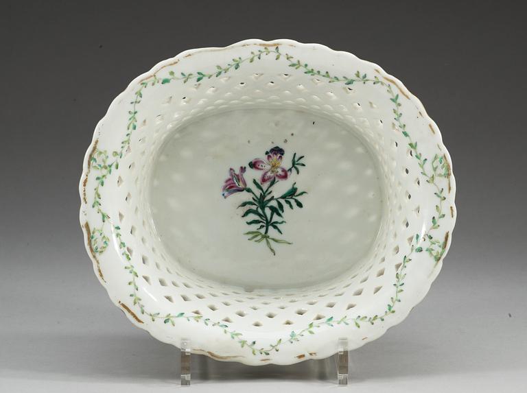 GALLERKORG, vapenporslin. Qing dynastin, Qianlong (1736-95) ca 1770.
