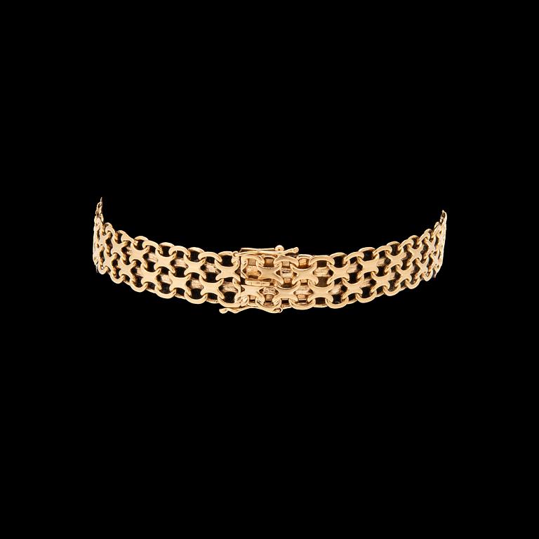 An 18K gold x-link bracelet.