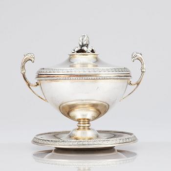 Karl Anderson, skål med lock, på fat, silver, Stockholm 1911. Gåva från Drottning Sofia.