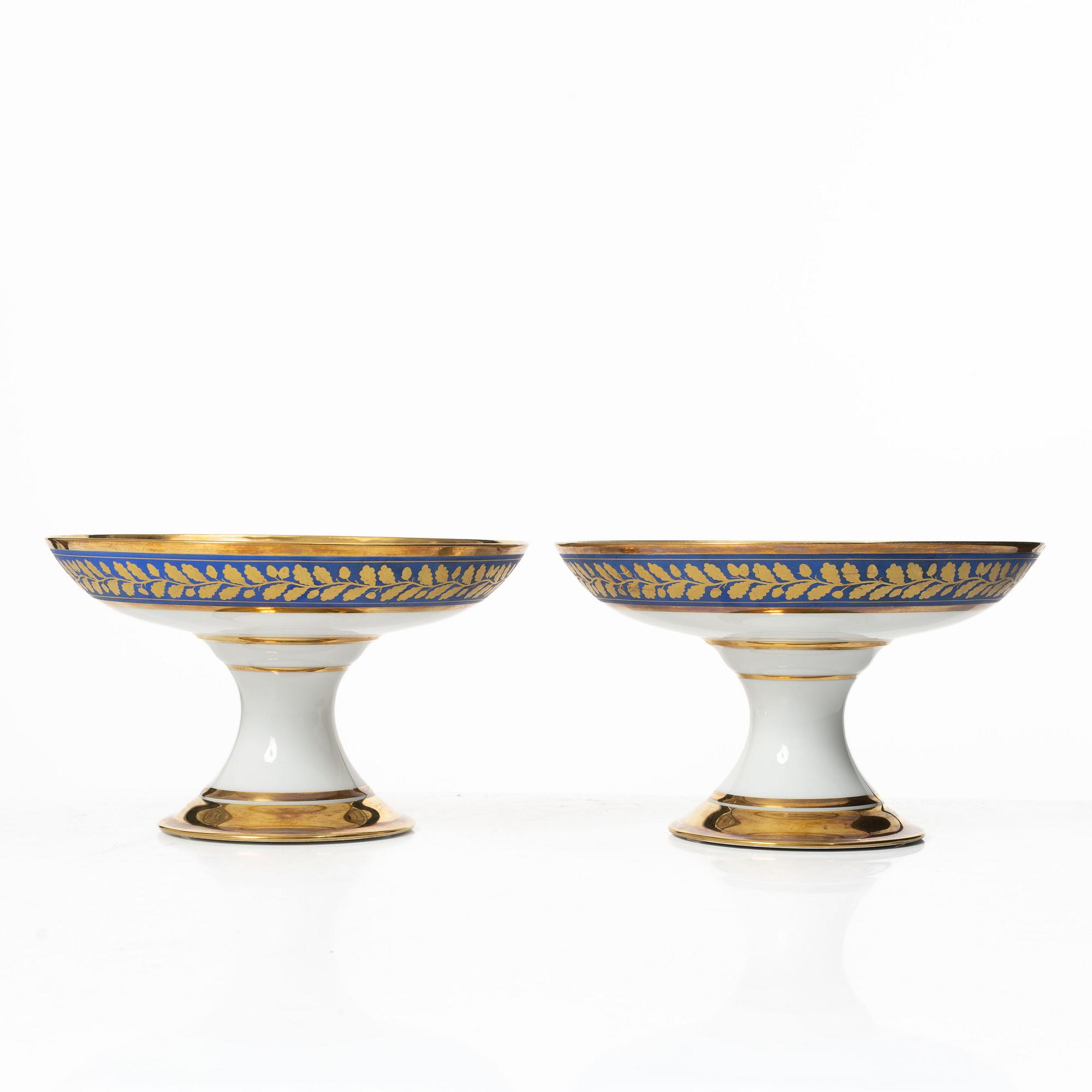 A pair of bowls on foot, 19th Century.
