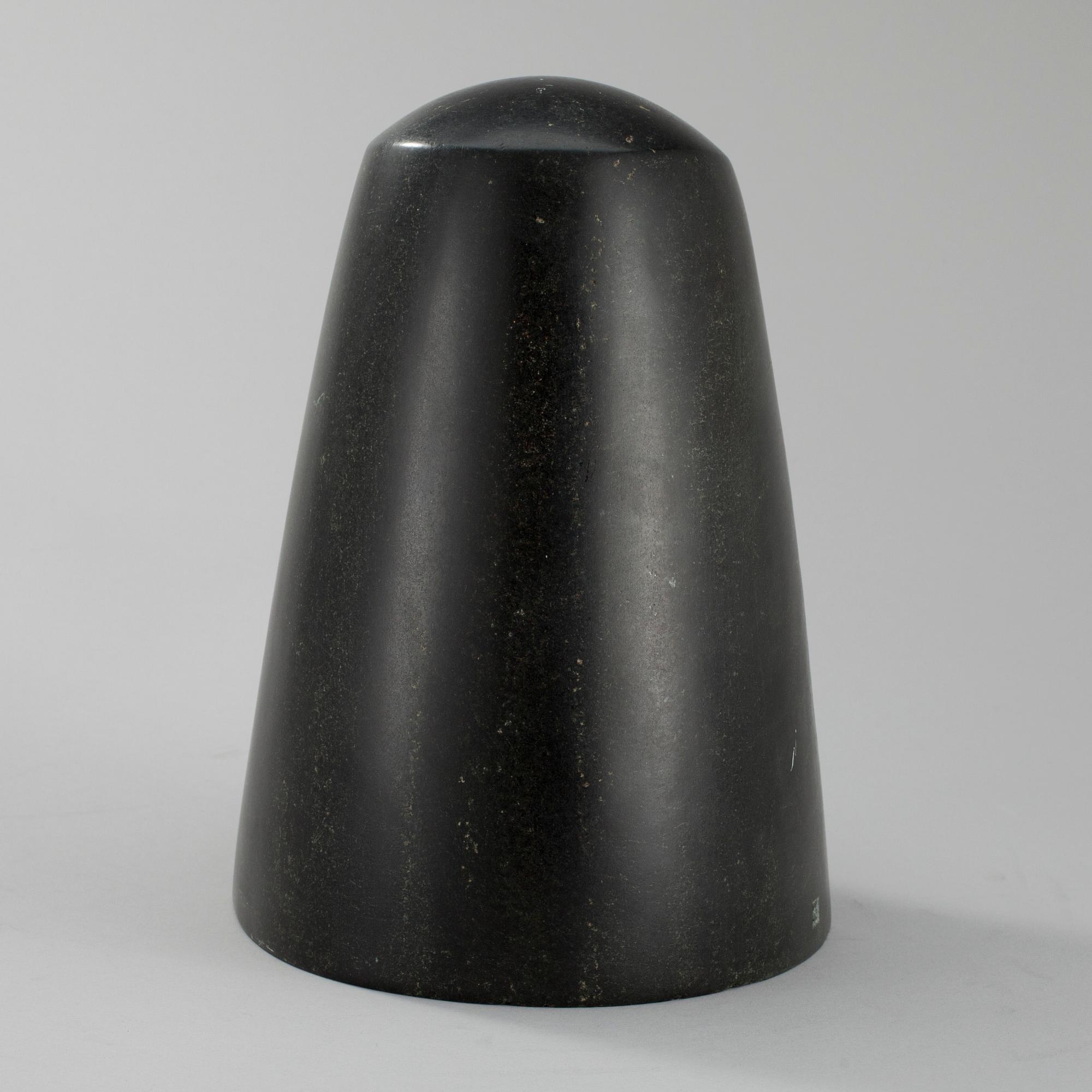OKÄND KONSTNÄR, skulptur, bowenit, mässing, monogramsignering, 1980-tal.