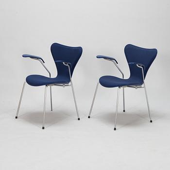 Arne Jacobsen, tuoleja 3+1, "Sjuan", Fritz Hansen, Tanska,1999-2001.