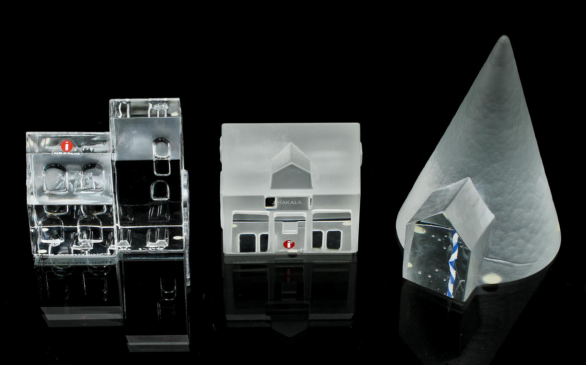 SKULPTURER, 3 st, glas, Jorma Vennola, Iittala, Finland, sign, numrr o dat samt Bertil vallien, Kosta, sign o numr.