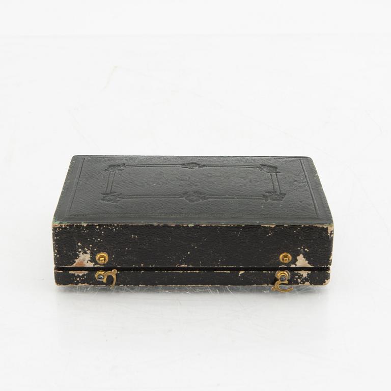 A Swiss mid- 19th century, en deux couleurs, gold box, unidentified makers mark CCS.