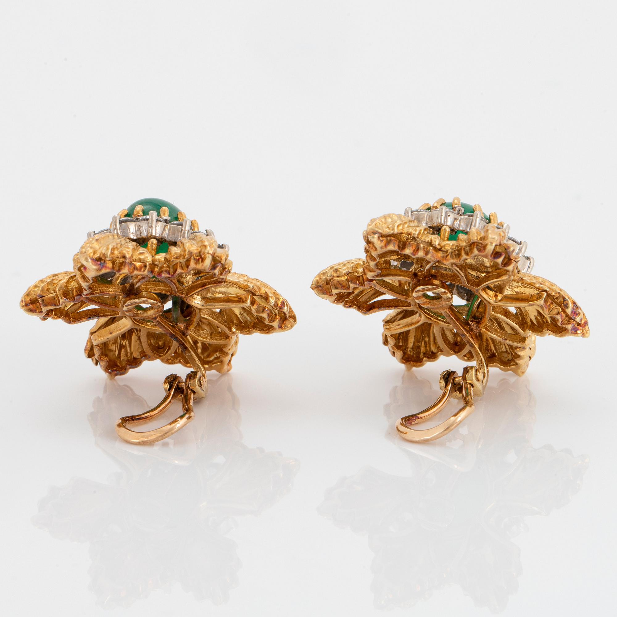 Ett par örhängen 18K guld med cabochonslipade smaragder och runda briljantslipade diamanter.