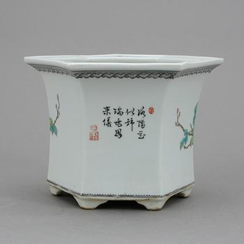 BLOMKRUKA / YTTERFODER, porslin, Kina. 1900-talets andra hälft.