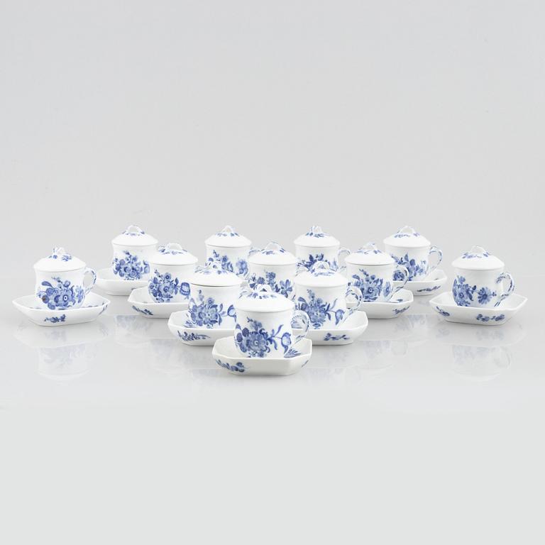 Royal Copenhagen, cremekoppar med lock och fat, 12 st, samt bricka, porslin, "Blå Blomst", Danmark.
