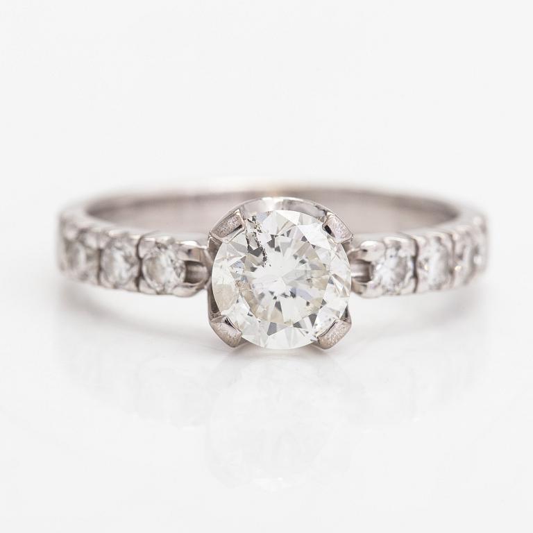 Ring, 14K vitguld, briljantslipad diamant ca 1.54 ct och sidodiamanter tot. ca 0.58 ct. Med intyg.