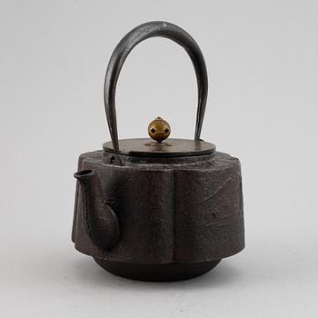 Tekanna, järn och kopparlegering. Japan, Meiji (1868-1912).