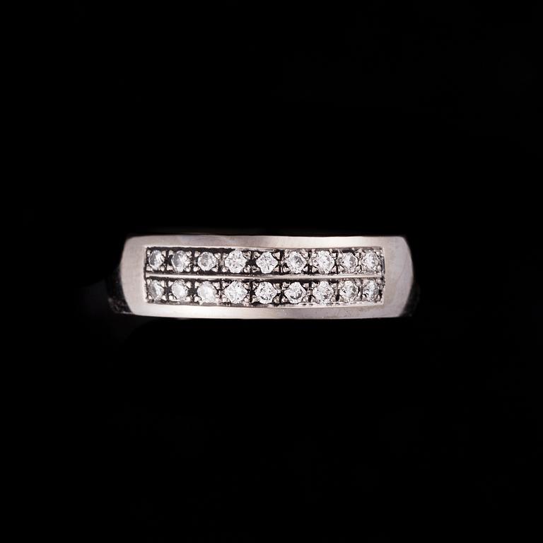RING, 14K vitguld, briljantslipade diamanter. Vikt ca 2,8 g.