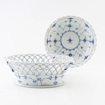 Galleried bowl "Musselmalet helblonde" Royal Copenhagen Denmark porcelain 20th century and bowl dish.