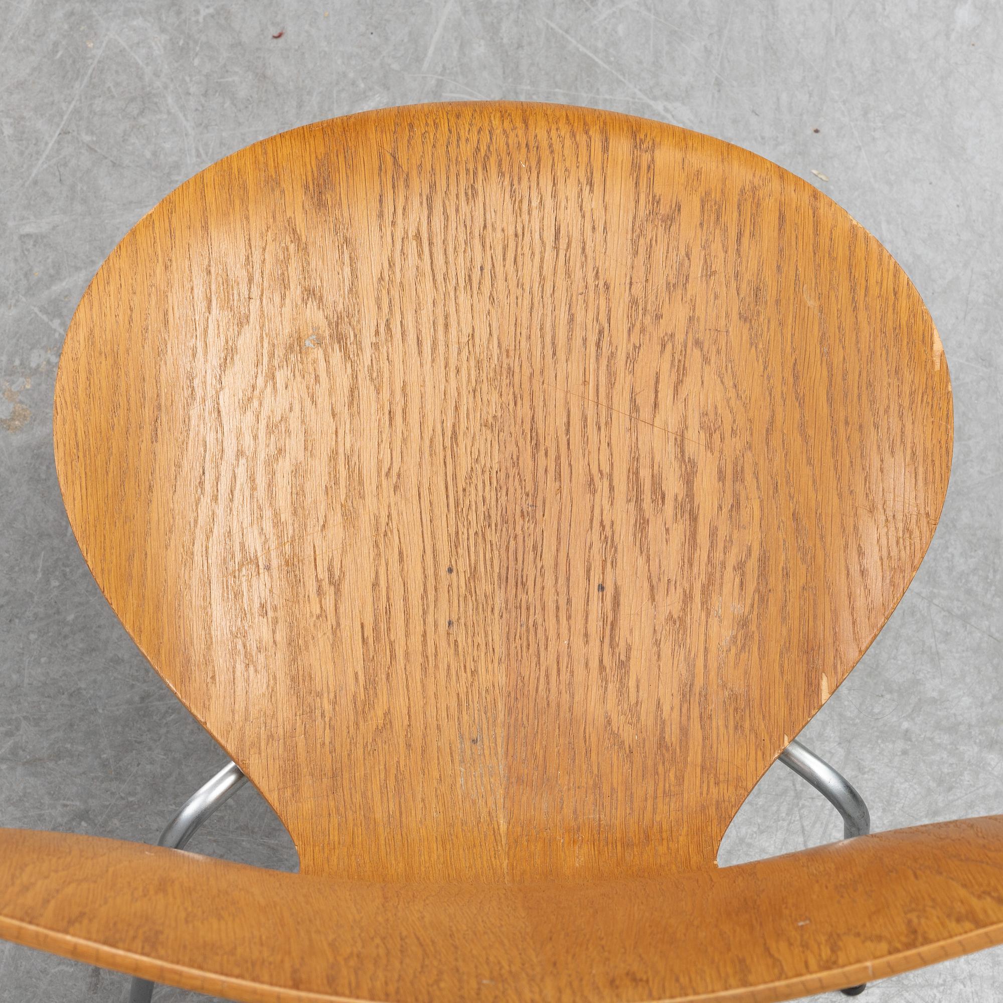 Arne Jacobsen, a pair of oak 'Sjuan' chairs, Fritz Hansen, 1950/60s.
