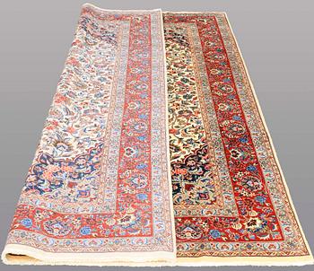 A CARPET, Sarouk, signed, ca 279 x 198 cm.