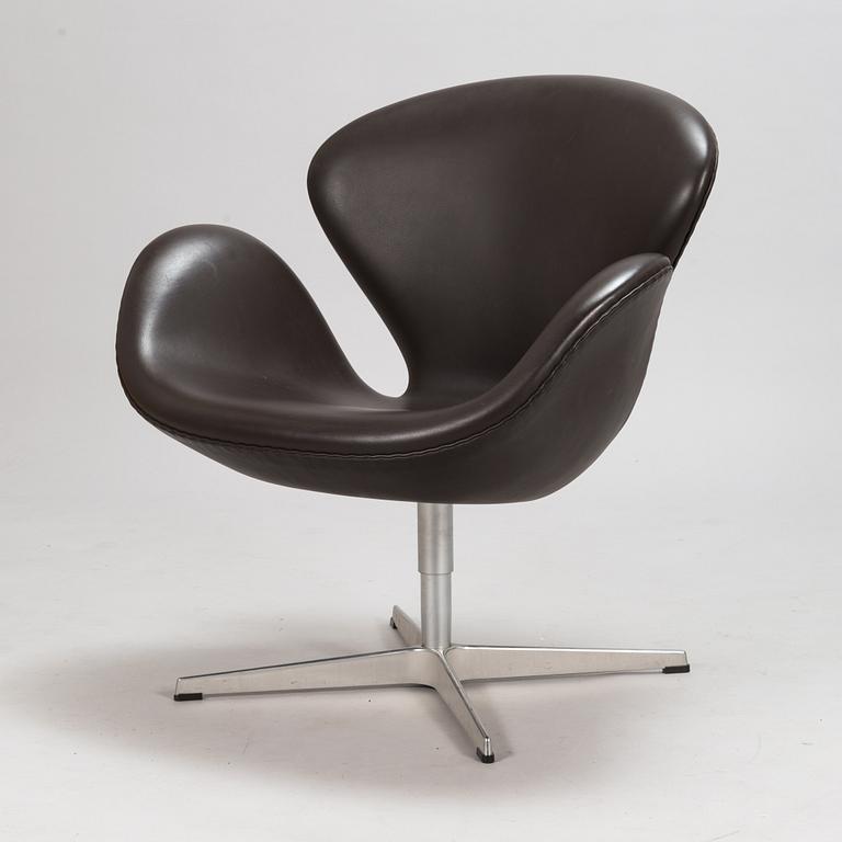 Arne Jacobsen, fåtölj, "Svanen" för Fritz Hansen, tillverkningsår 2008.