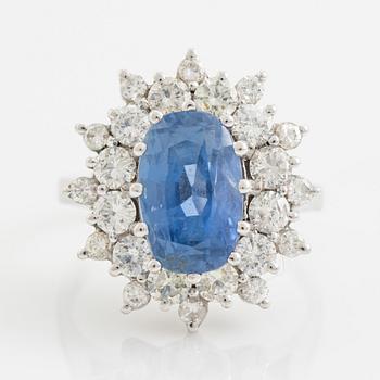 Carmoséring, 18K vitguld med safir och briljantslipade diamanter.