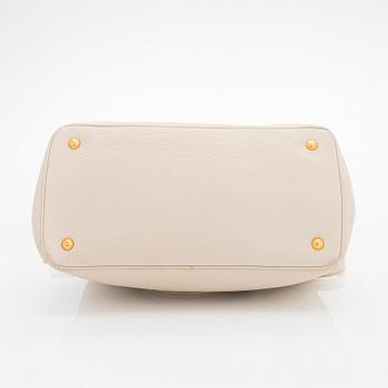 Prada, a 'Vitello Daino Tote' bag.