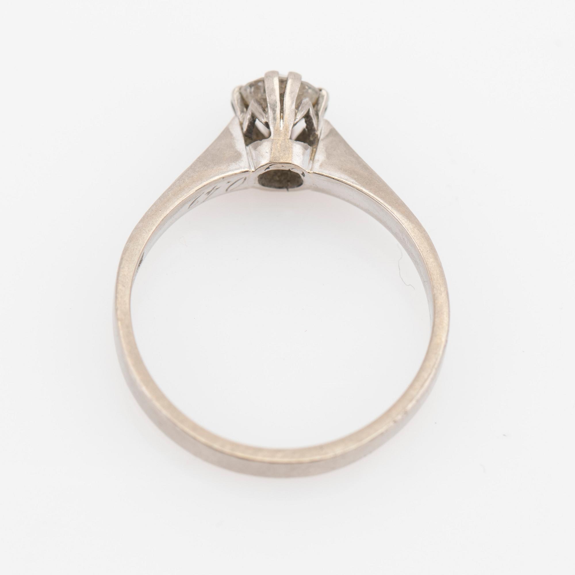 Ring, 18K vitguld med briljantslipad diamant.