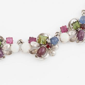 Collier, 18K vitguld med rubiner, opaler, granater och turmaliner.