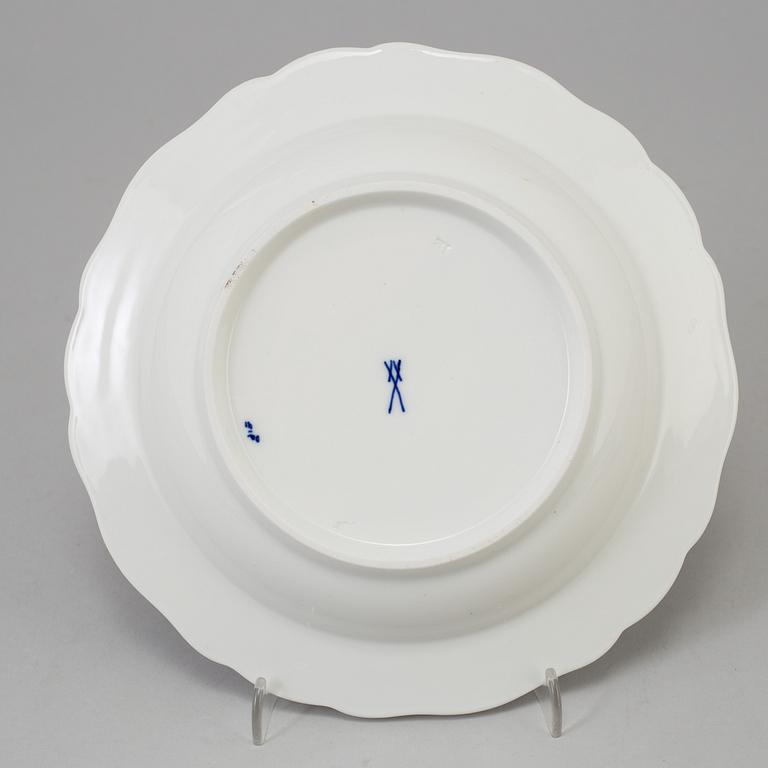 CRÈMEKOPPAR med LOCK och FAT, 12 st, BÄRTALLRIKAR, 12 st, samt DJUP TALLRIK, porslin, Meissen, 1900-tal.