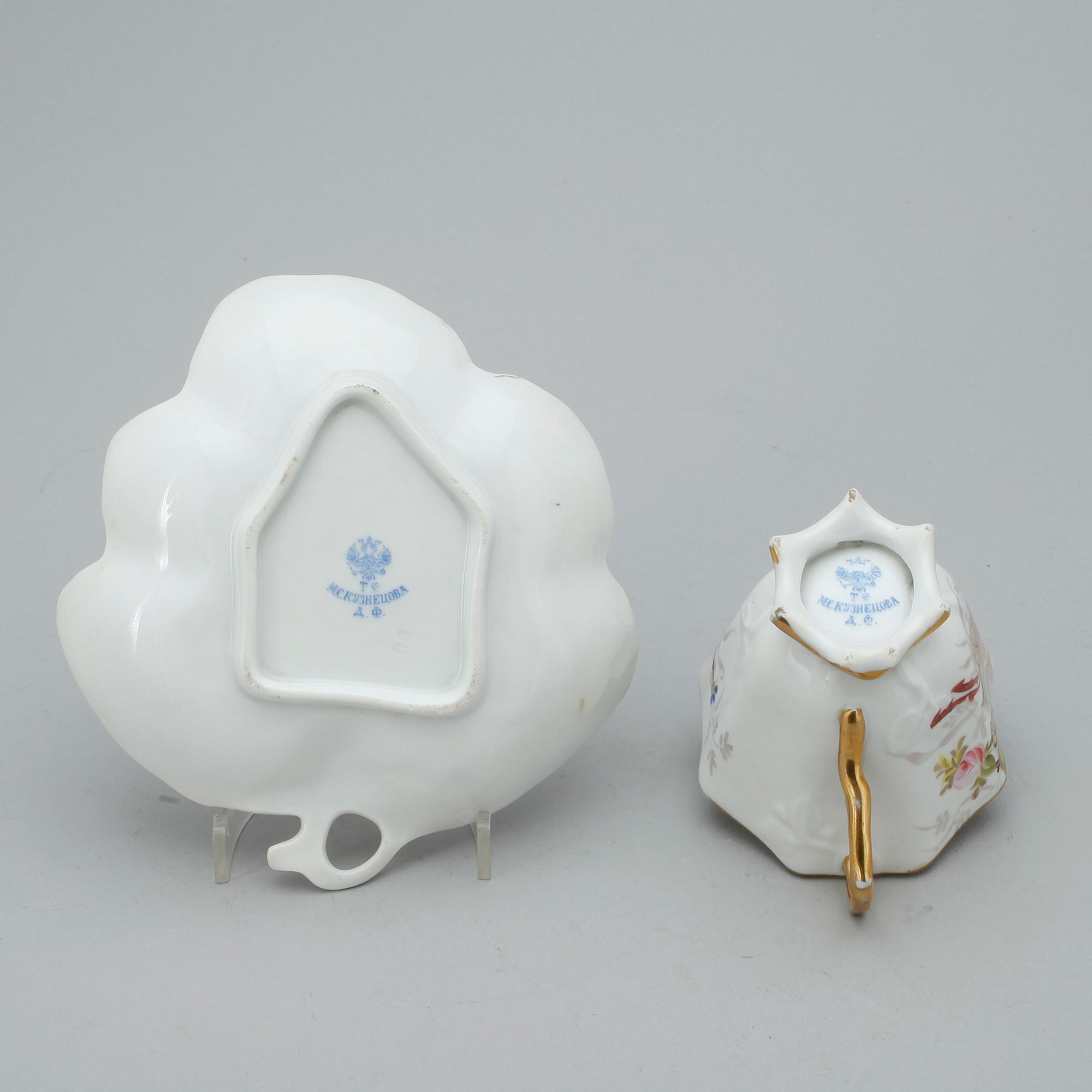 KOPPAR PÅ FAT, porslin, 6 st, Kuznetsov, Dmitrov Factory 1891-1917. Ryssland omkring 1900.