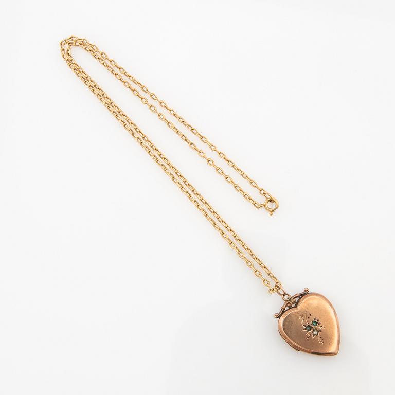 Halsband 18K guld med en berlock 9K guld i form av ett hjärta.