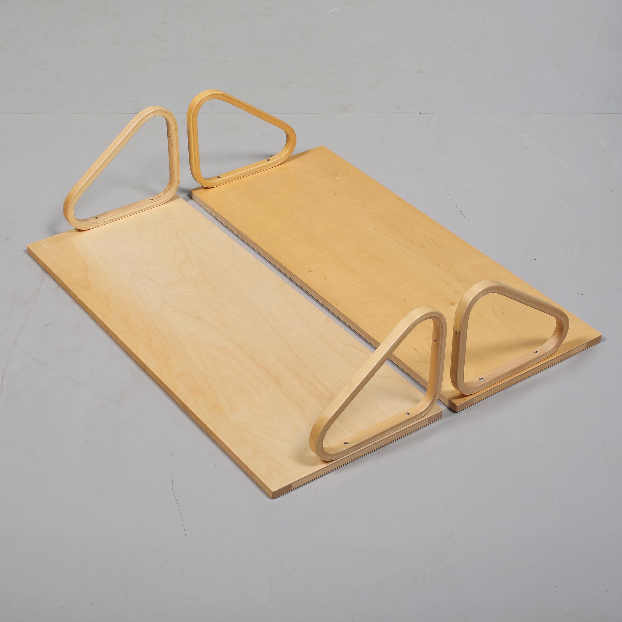 HYLLOR, ett par, "112 A", Alvar Aalto, Artek, 1900-talets andra hälft.