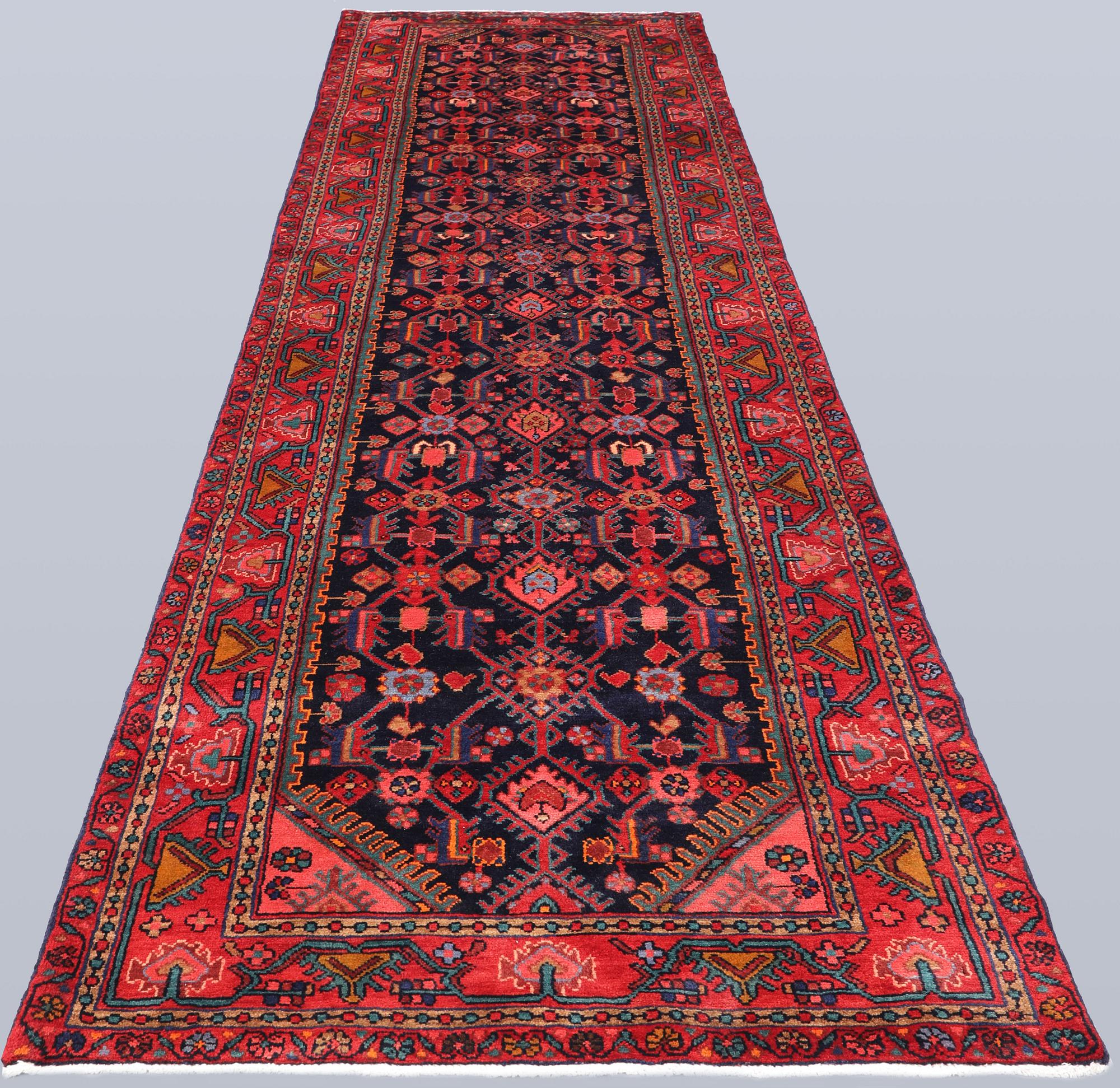 A Hamadan runner, approx. 432 x 110 cm.