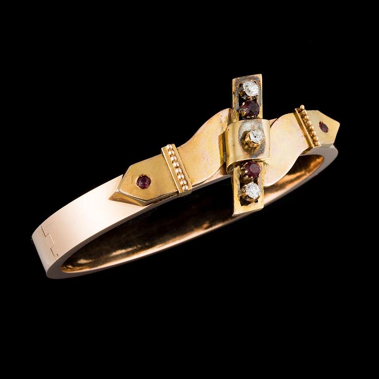 A BRACELET, old cut diamonds, garnets, 14K (56) gold. Yemelyan Kuznetsov, Moscow 1886-1897.