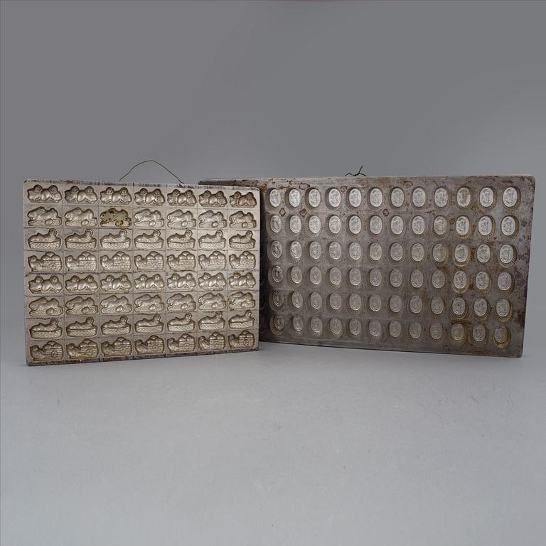 CHOKLADFORMAR, 2 stycken, 1900-talets första hälft.