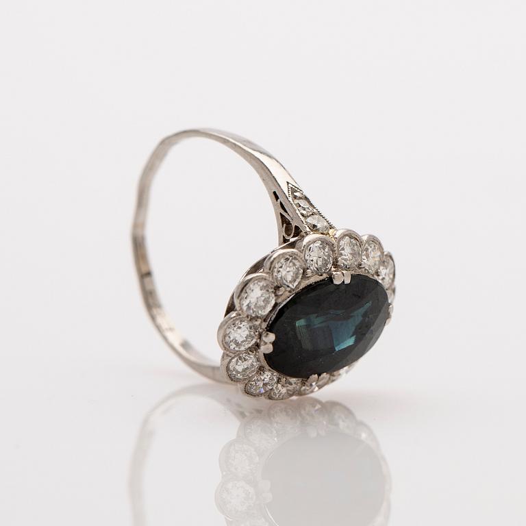 Ring, 18k vitguld, safir, diamanter.