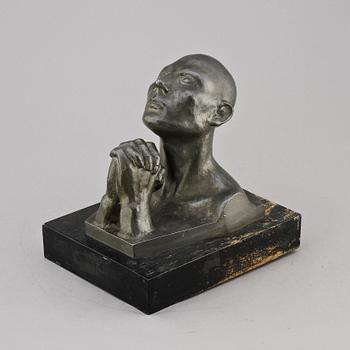 SKULPTUR, tenn, otydl. sign. 1900-talets andra hälft.