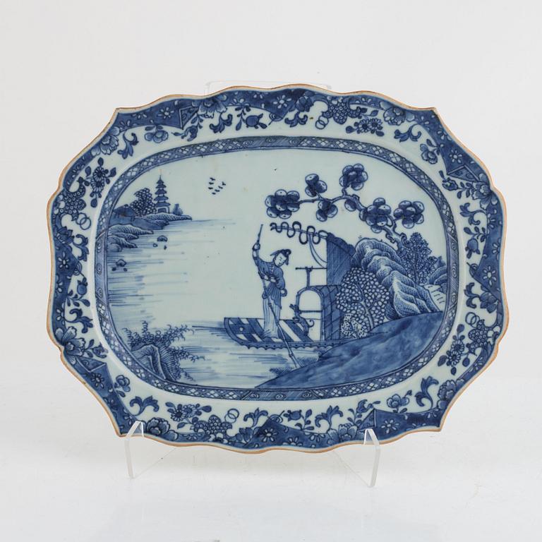 A Chinese export porcelain charger, Qing dynasty, Qianlong (1736-95).