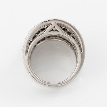 Ring in 18K gold set with round brilliant-cut black and colourless diamonds.