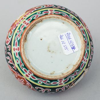 A Bencharong porcelain bowl with cover, China for the Thai Market, Ayutthaya Period, 18th/19th Century.